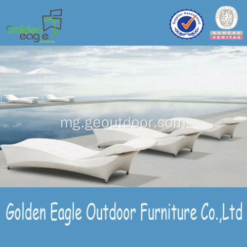 PE Rattan sy Aluminum White Lounger